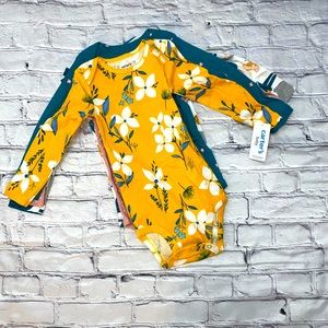 Carters long sleeve onesie bundle of 4                     (Size 24 months)